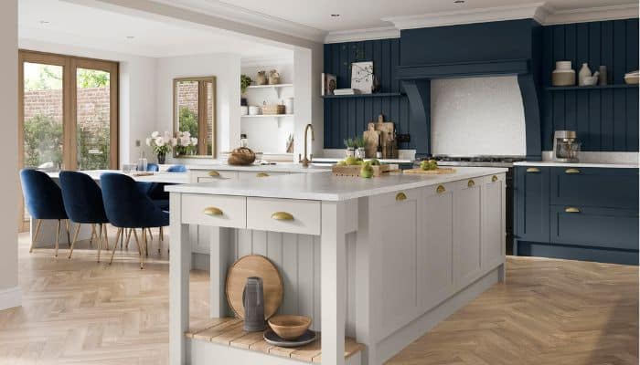 Traditional kitchen with quartz backsplash